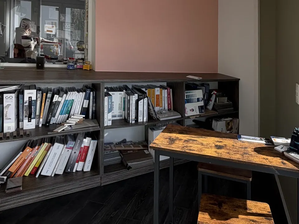 Espace d'accueil de Guilers : bibliothèque de nuanciers et d'échantillons, table de consultation