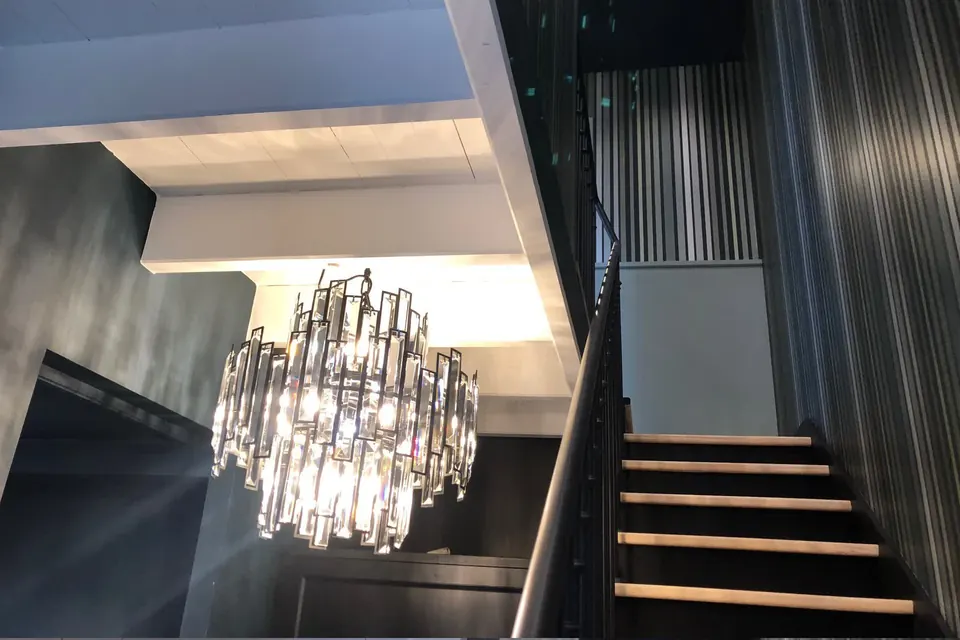 Cage d'escalier en tons profonds