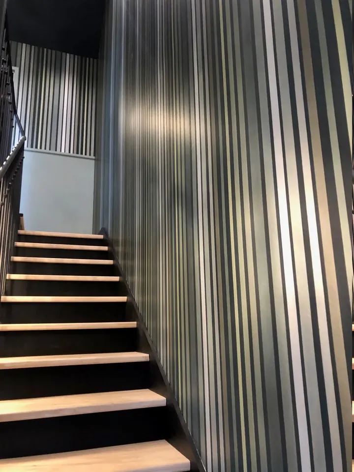 Escalier et papier peint rayé