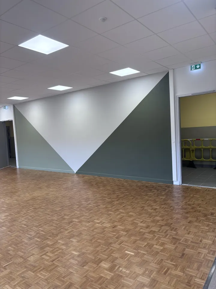 Salle des professeurs terminée, décor graphique en deux tons