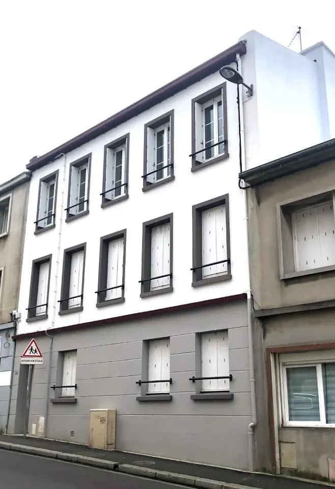 Le même immeuble après ravalement, façade blanche