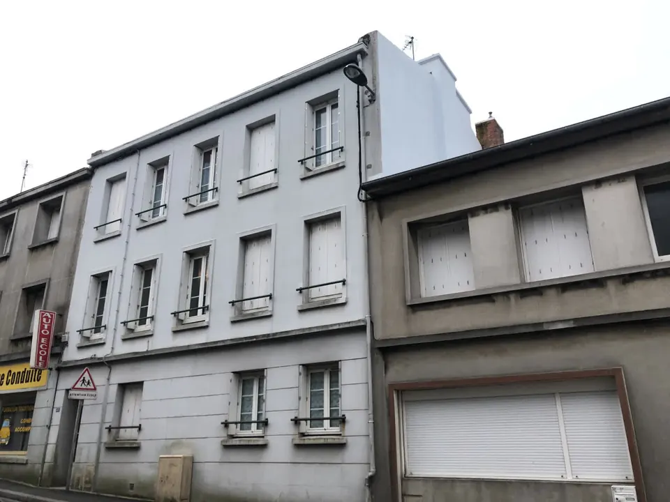 Immeuble de ville avant ravalement, façade grise