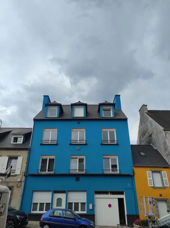Lanvéoc, la façade rénovée en bleu