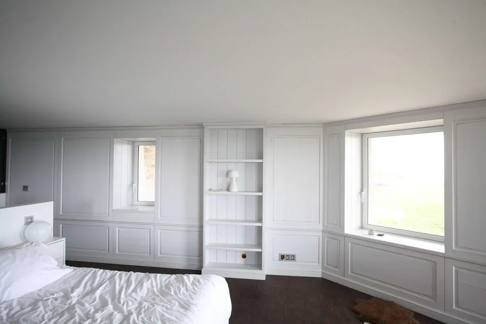 Maison d'architecte : chambre et boiseries