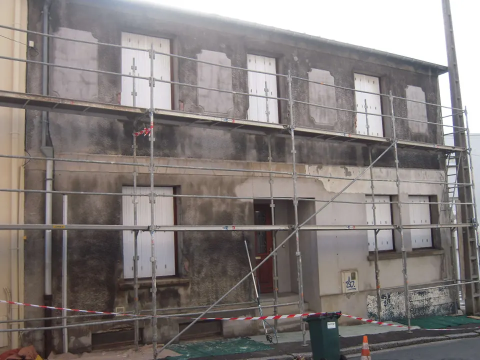 Façade avant travaux, enduit noirci et fissuré