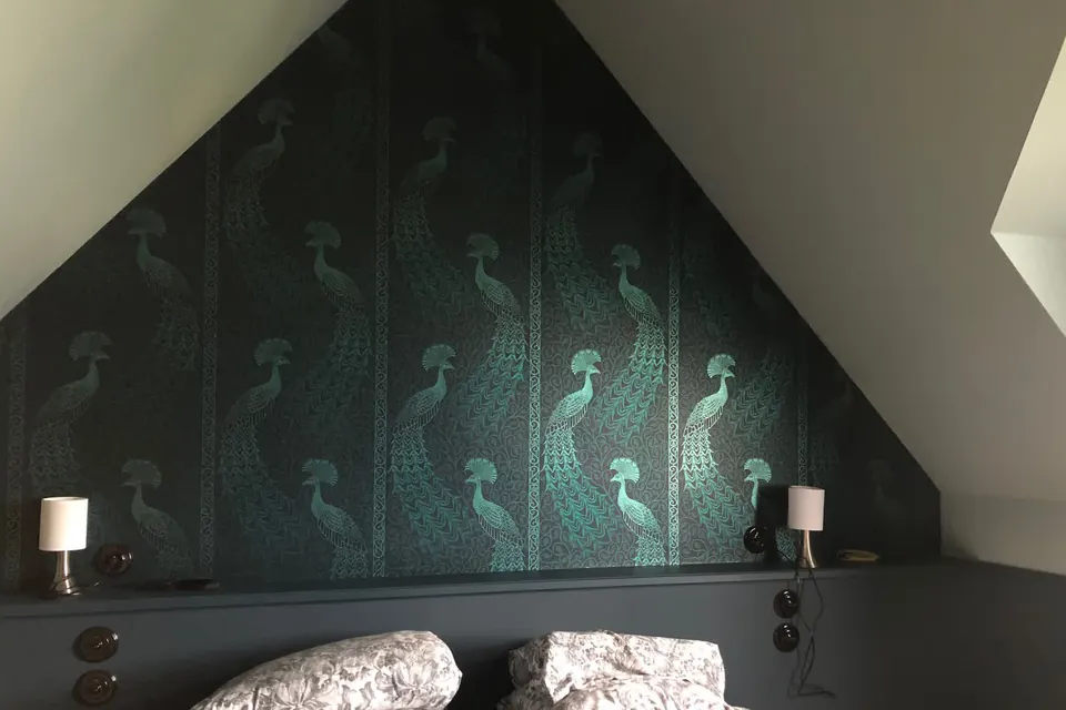 Papier peint panoramique dans une chambre sous combles