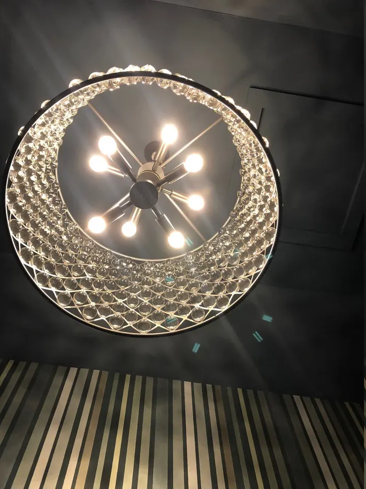 Plafond sombre et lustre