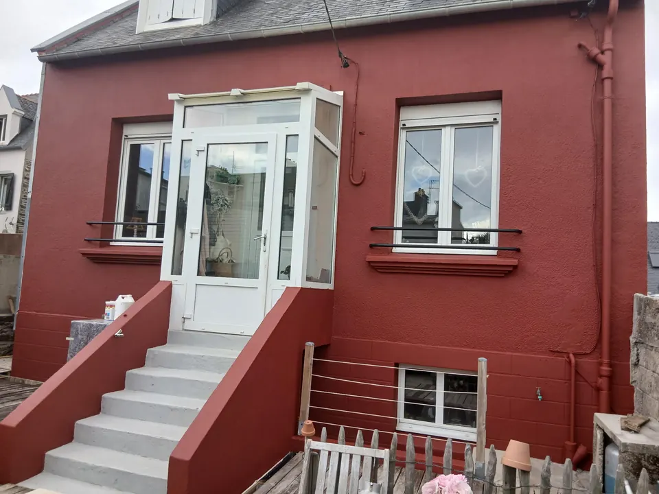 La même façade après ravalement, peinte en rouge brique