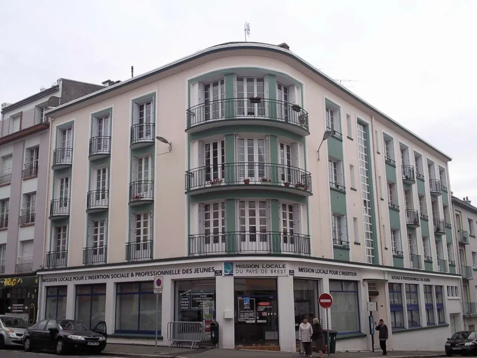 Immeuble d'angle rue de Lyon à Brest après ravalement
